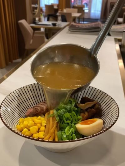 Japonský ramen s naléváním vývaru v Sakura Sushi & Steak