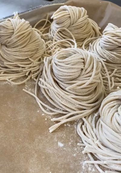 Hotový japonský ramen servírovaný v Sakura Sushi & Steak