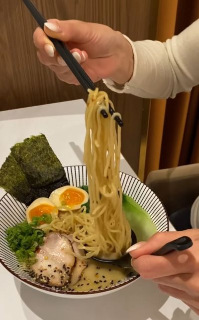 Japonský ramen při servírování v restauraci Sakura Sushi & Steak