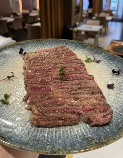 Hotové japonské Wagyu naservírované v Sakura Sushi & Steak