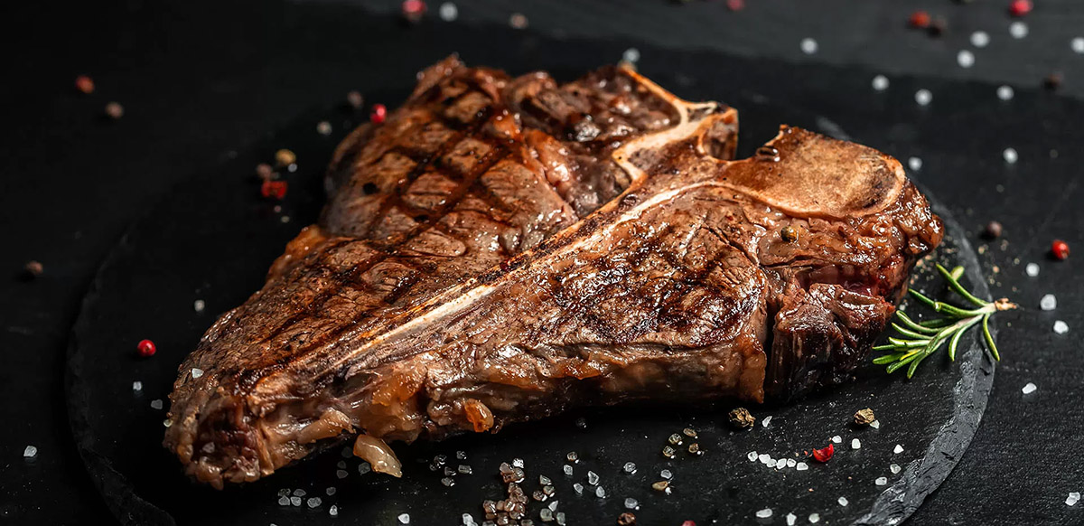 Steaky grilované na dřevěném uhlí